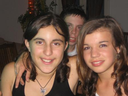LES BELLES GOSS ET CELUI KI TAPE L'INCRUSTE